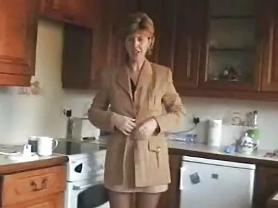 辣妹摇晃她的奶子