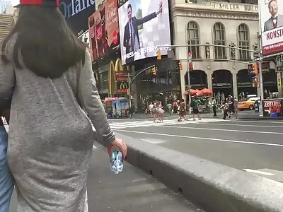 如此漂亮的黑发女友制作了一个很棒的网络摄像头性爱有趣的自制视频