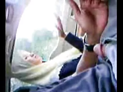 这么漂亮的黑发女友完全被黑公鸡主宰，！该死！