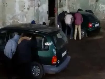 两个青少年在三人行