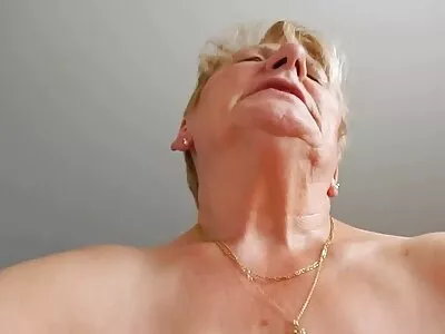 长发金发在公鸡上哺乳