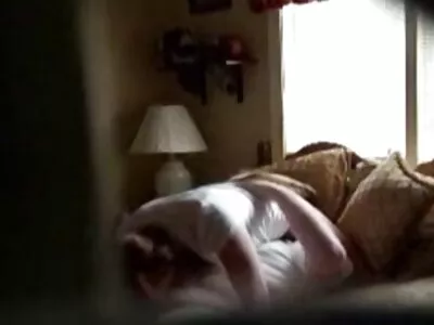 可爱的女孩在她温柔的阴户里得到了一个鸡巴