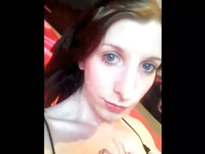 灵活的女孩舔她的脚