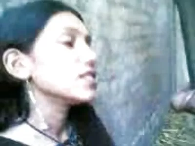 活泼的金发女郎正在给一份手工作