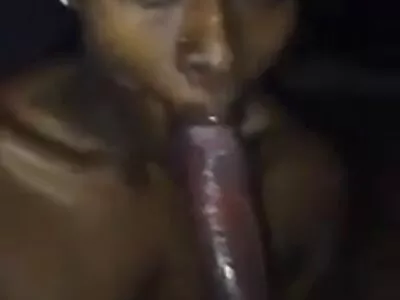 有突出阴唇的小妞得到肛门