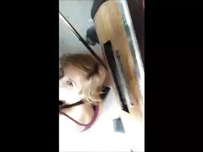 一个可爱的黑发被记录，同时吸吮公鸡
