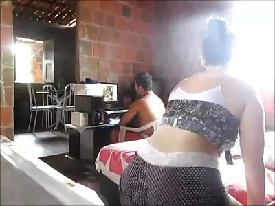 金发女郎在她的屁股上插了一个假阳具