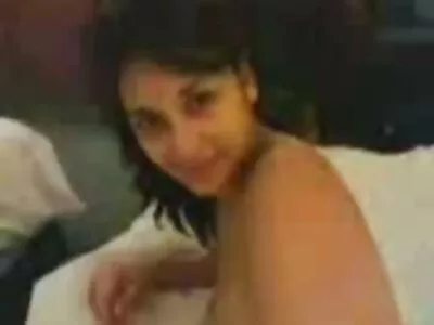 丰满的金发女郎脱下她的胸罩