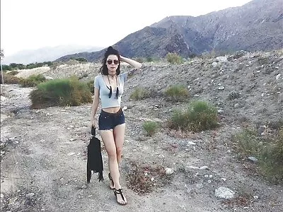 女人摇她的大屁股