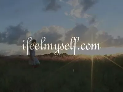 如此漂亮的黑发浪荡公子的妻子吮吸黑色公鸡，直到吞下 cum，！天哪！