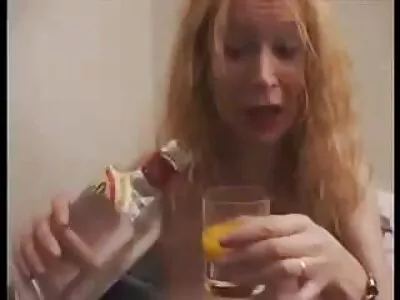 一个金发荡妇得到条纹和性交硬