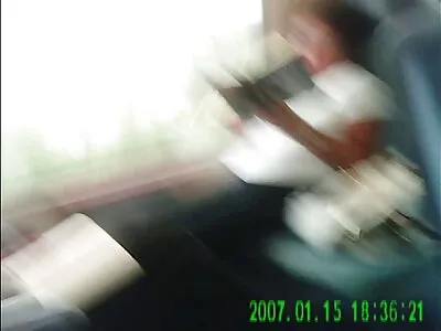 青少年金发女郎在床上玩得很开心