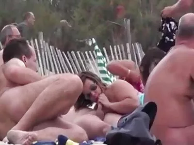 一个有着浮肿乳头的黑发女人微笑着