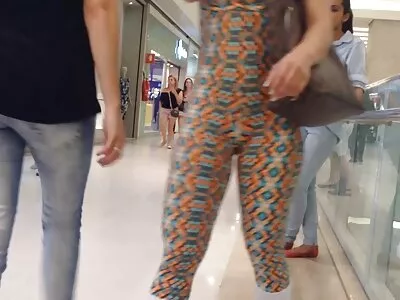 一个晒得黑黑的亚洲辣妹越来越硬