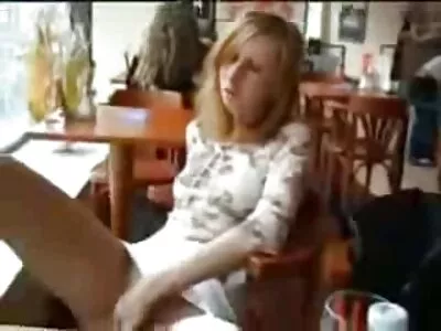 一个性感的青少年正在使用她性感的大假阳具