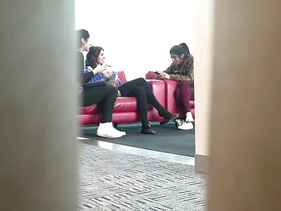 漂亮脸蛋正在吸公鸡