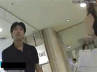 惊人的宝贝正在按摩她的阴户