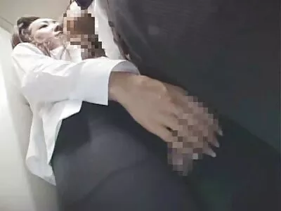 漂亮金发顺从的妻子听从丈夫的命令并制作此视频