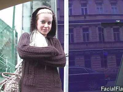 如此漂亮的黑发女友吸吮公鸡，然后在派对后他妈的搭便车