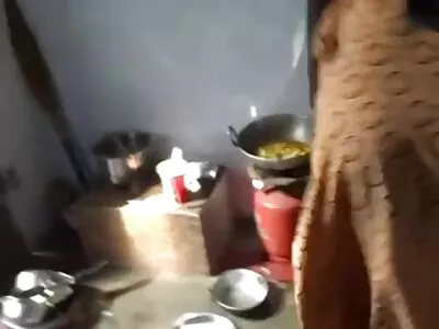 艾莉喜欢跳舞和逗弄