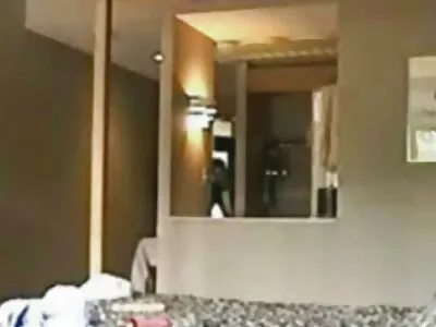 一位黑发女郎为摄像头摆姿势，同时露出她的乳房