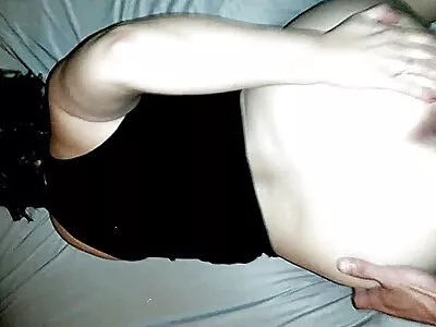 如此漂亮的黑发熟女妻子在父母外出时吮吸公鸡，！该死！