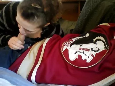 青少年他妈的在森林里