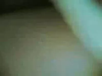热辣辣的荡妇跳上假阳具