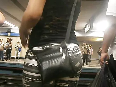 当父母离开时，两个如此漂亮的女同性恋者在家里做爱