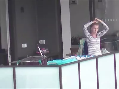 青少年在品尝她的情人公鸡之前大笑
