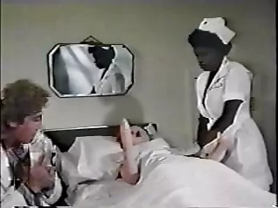 蜂蜜玩她的阴户