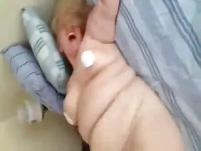 可爱的小妞舔她的性玩具