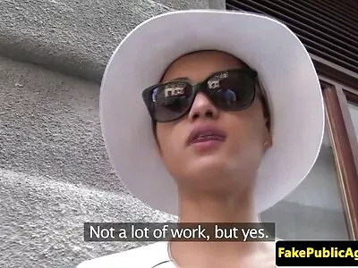 丰满的荡妇吸吮公鸡