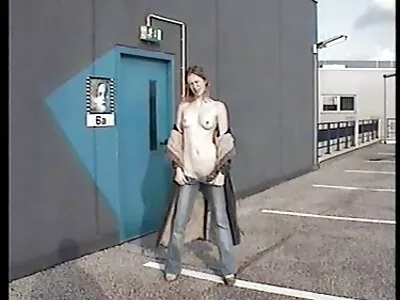 有大山雀的宝贝在她的背上