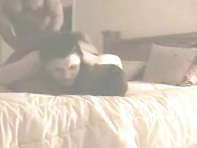 当丈夫在教堂时，漂亮的金发熟女妻子牧师吮吸黑色公鸡