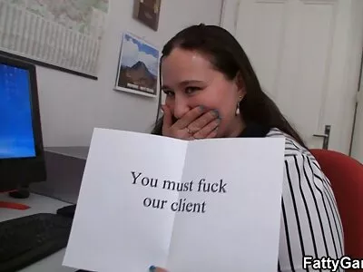 性感的小妞在办公室自慰