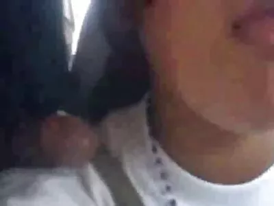曲线玲珑的小妞炫耀