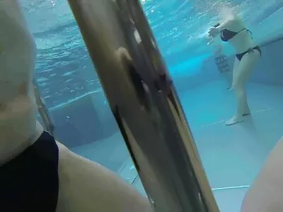 婴儿吮吸公鸡，乱搞，脸上有负担