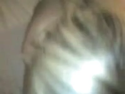 一位金发女郎正在使用她的性玩具
