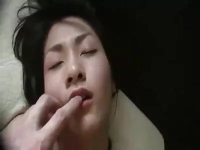 成熟的黑发宝贝吸吮公鸡