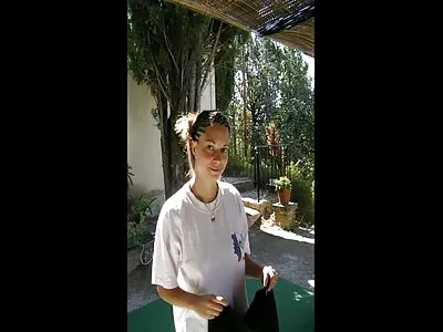 性玩具被放置在这个火辣的女人体内
