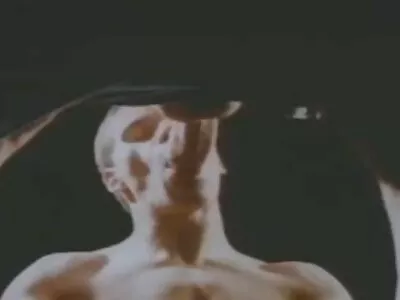 弯曲的金发女郎独自在房间里