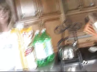瘦荡妇摇晃着她的身体