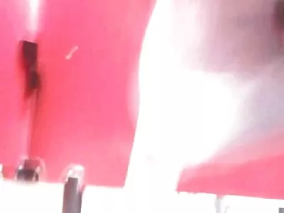 金发女郎处理一只大公鸡