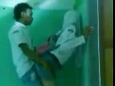一个热拉丁正在舔公鸡
