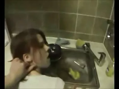 戴着面具玩混蛋的女孩