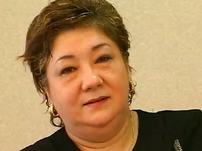 如此漂亮的蒙眼前女友屈服于公鸡并接受制作此视频