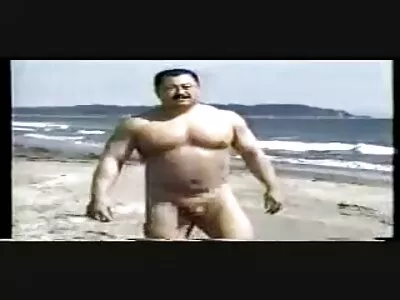 黑乳头的荡妇吞噬了一只公鸡