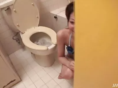 青少年金发女郎吮吸她的假阳具