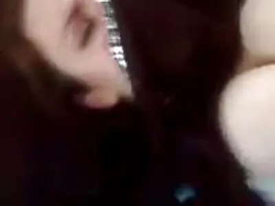 丰满的女孩玩她的性玩具